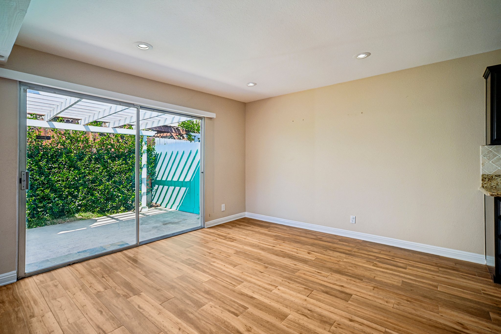 Owensmouth Ave 10-S3009-009.jpg