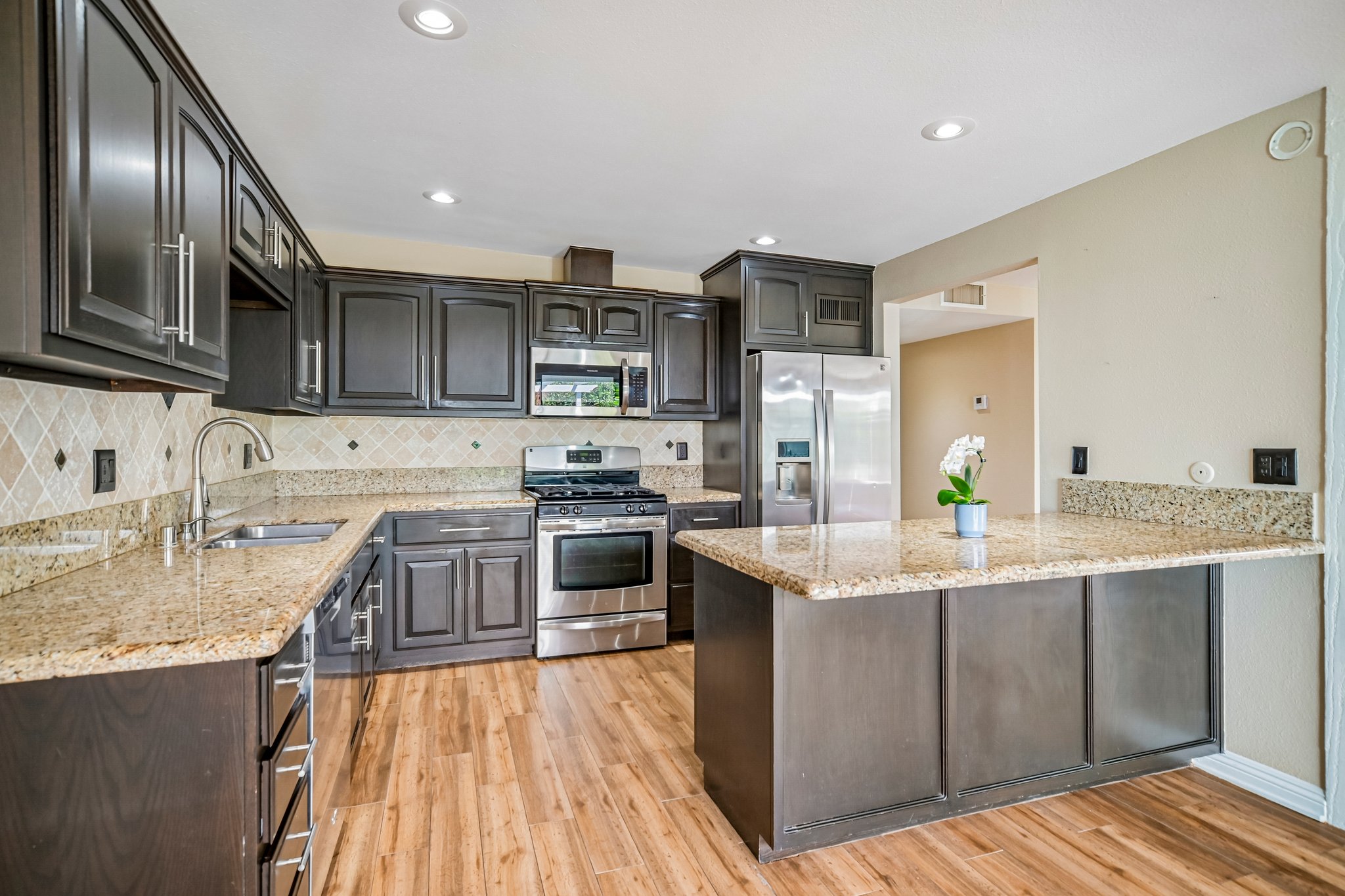 Owensmouth Ave 10-S3009-011.jpg