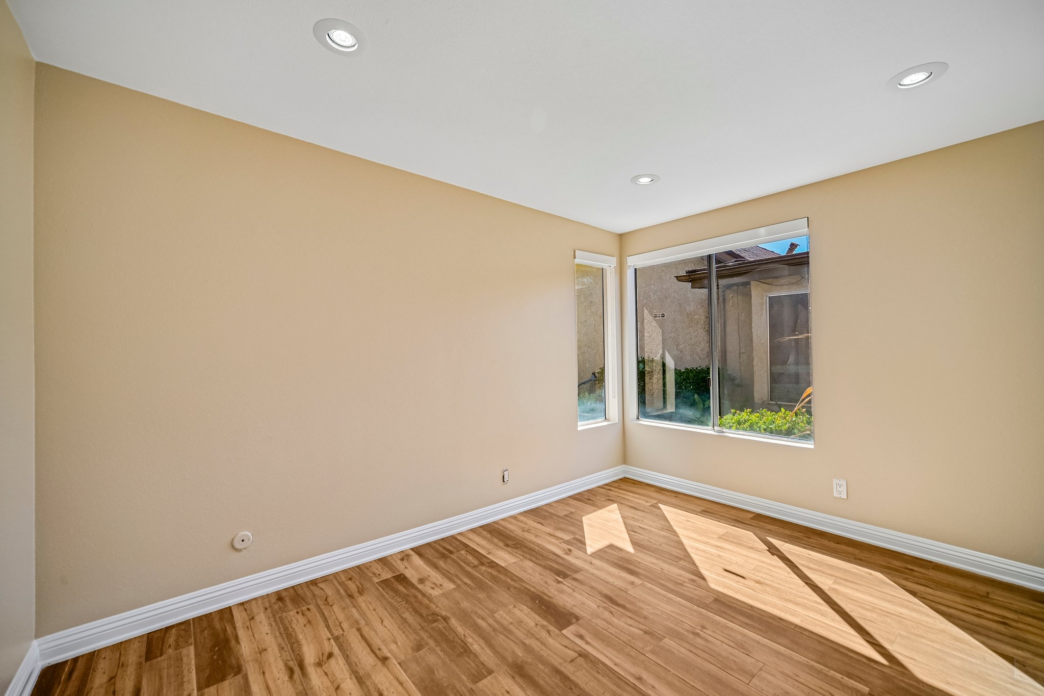 Owensmouth Ave 10-S3009-025.jpg