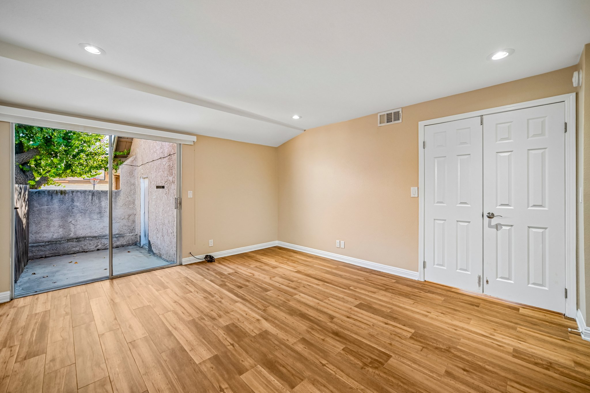 Owensmouth Ave 10-S3009-028.jpg