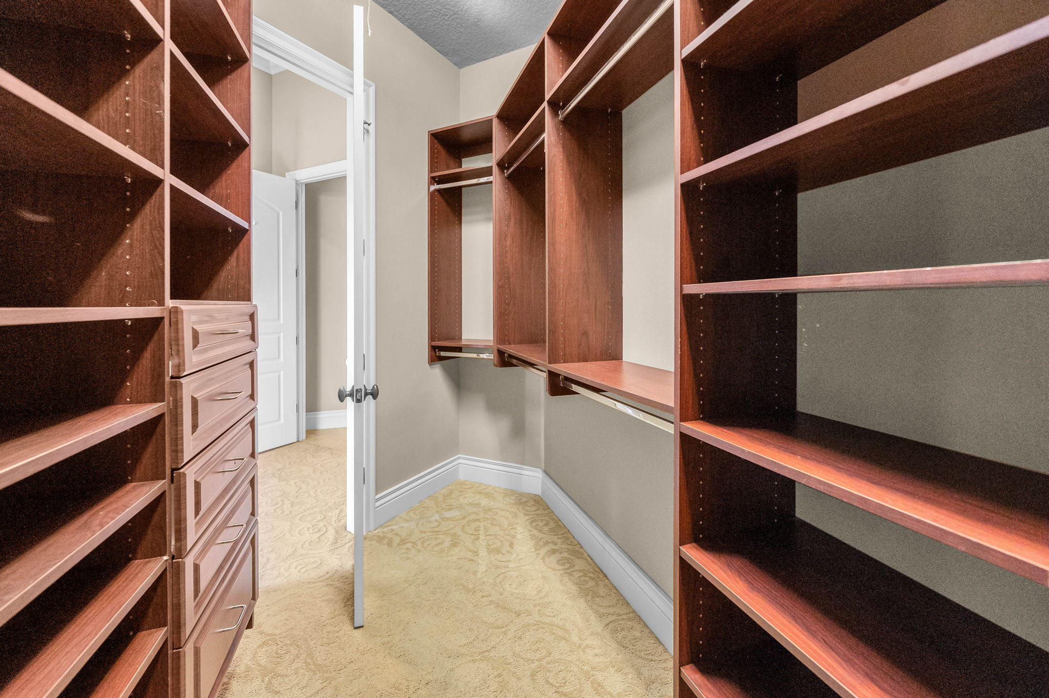 Master Bedroom Walk-in Closet1b