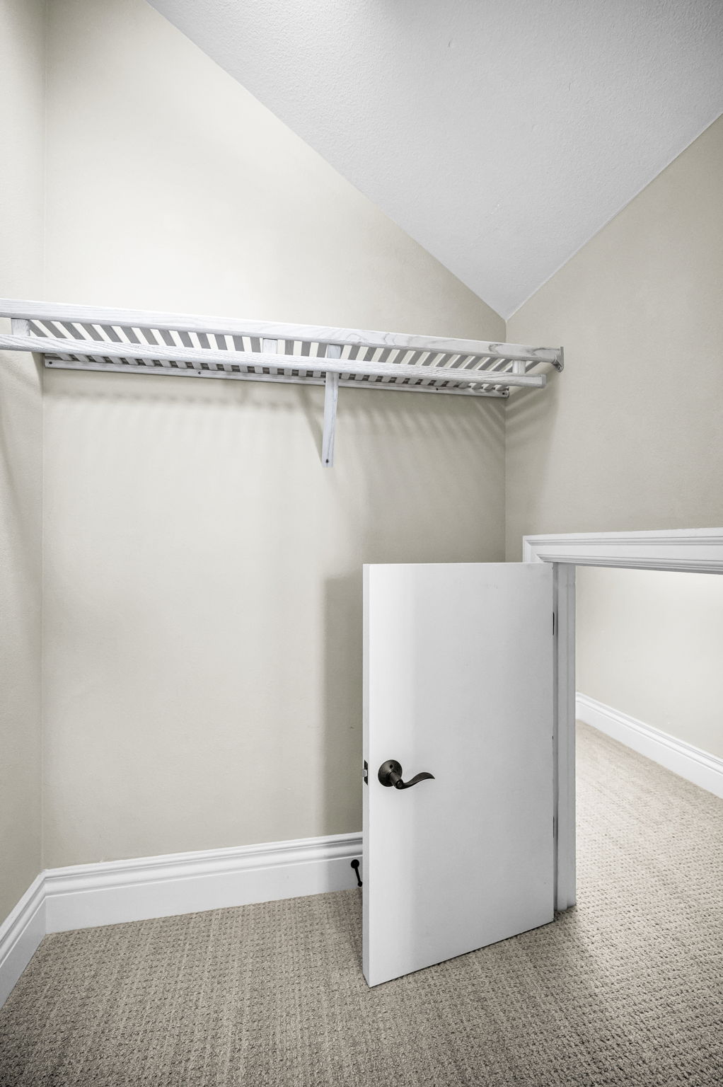 Guest Bedroom12 Closet1a