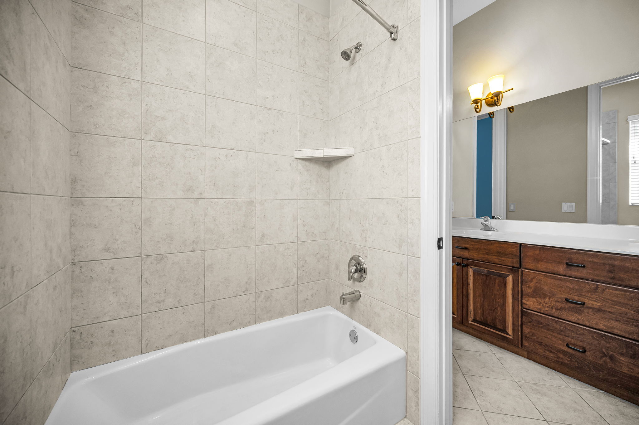 Jack n Jill Bathroom10b