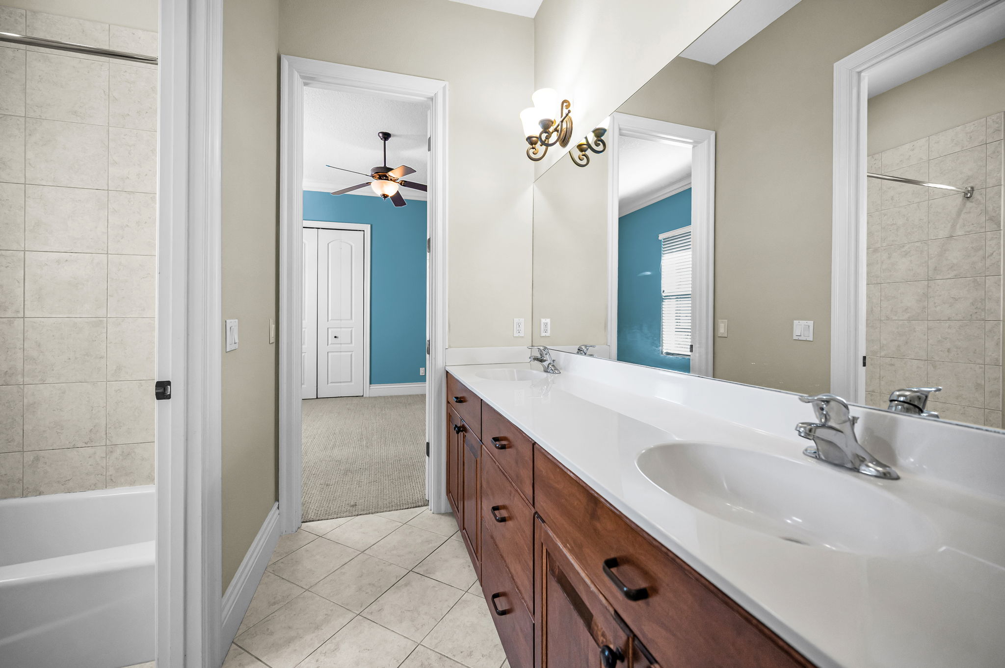 Jack n Jill Bathroom10c