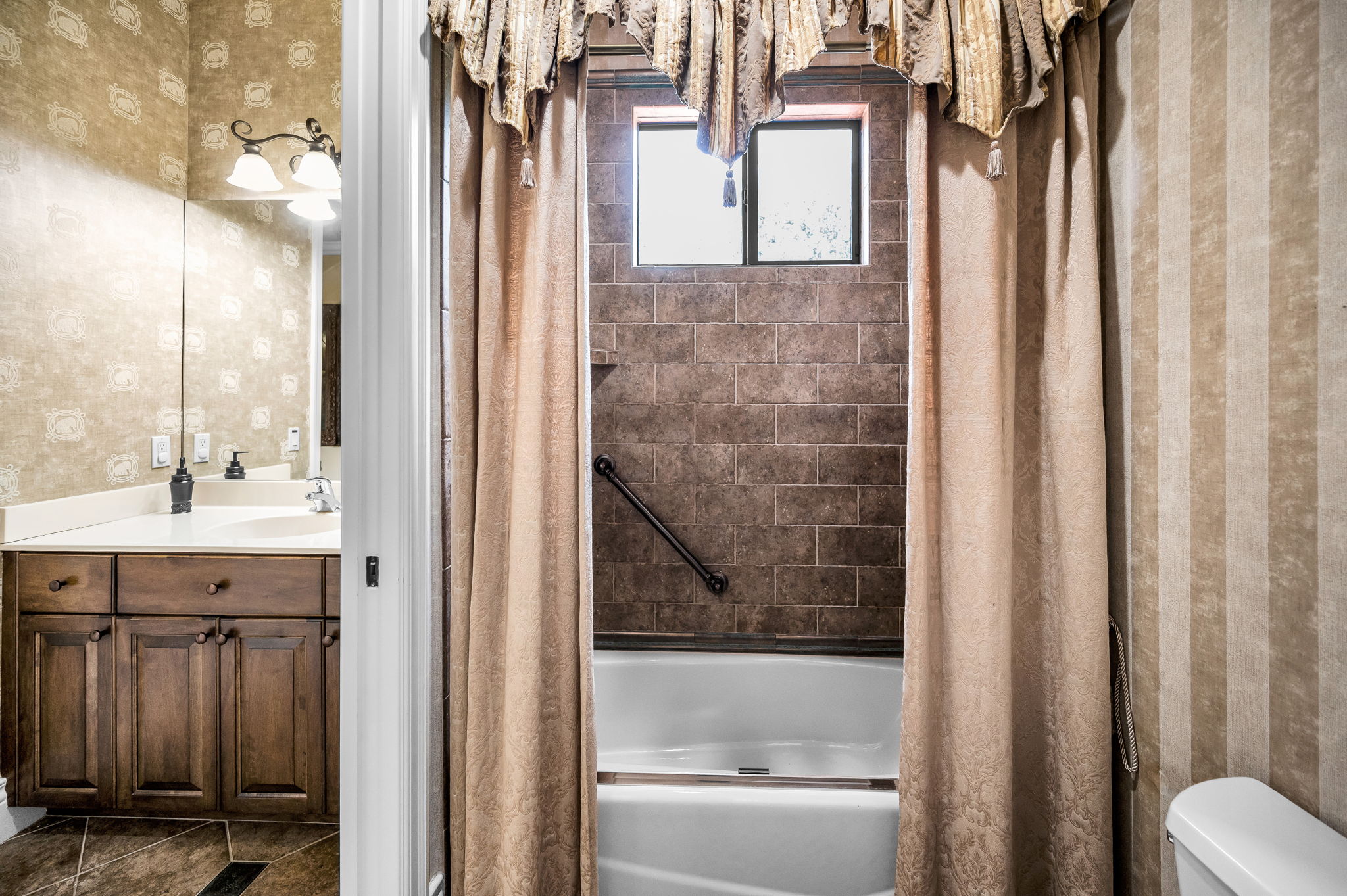 Upper Level Jack n Jill Bathroom3b