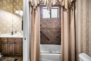 Upper Level Jack n Jill Bathroom3b