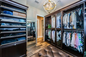 Master Bedroom Walk-in Closet1b