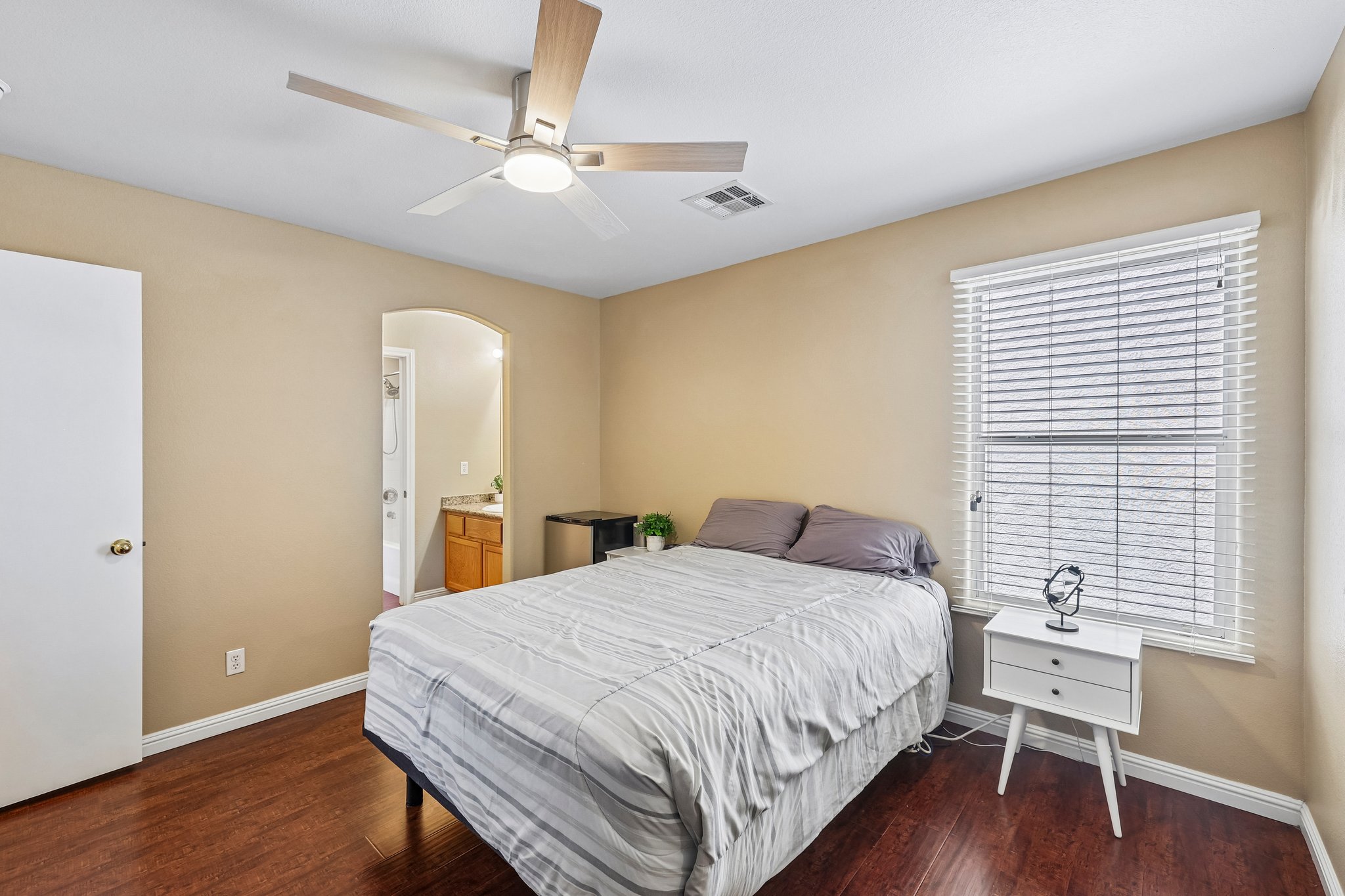 9957 Keephills St Las Vegas-S1205-023.jpg