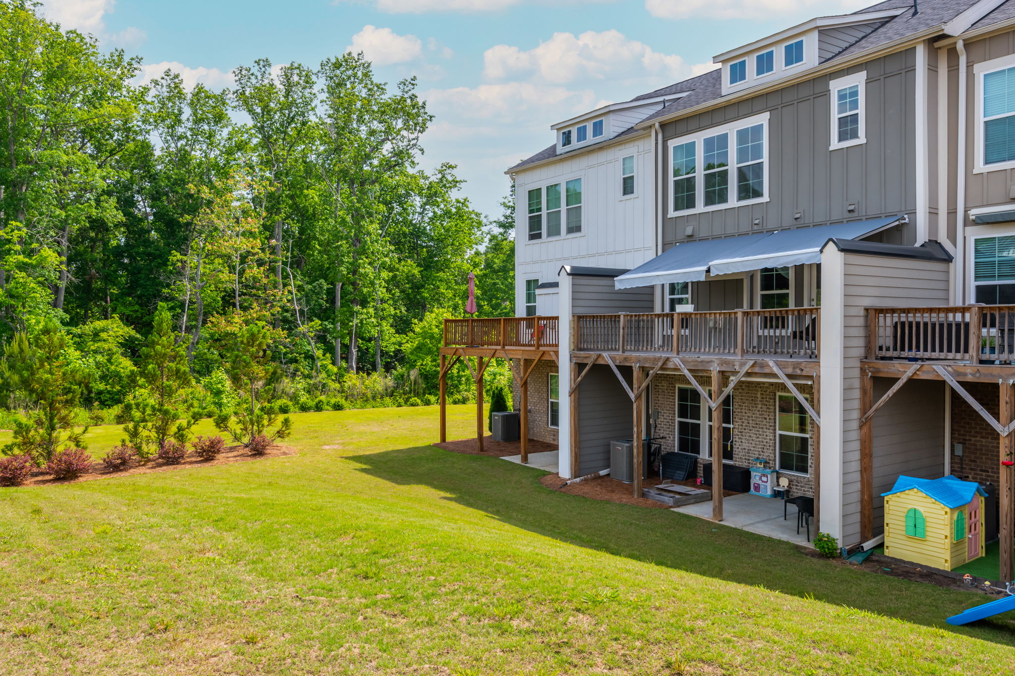 Covered Patio & Lower Level has shades included.