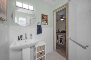 Primary Bathroom1d