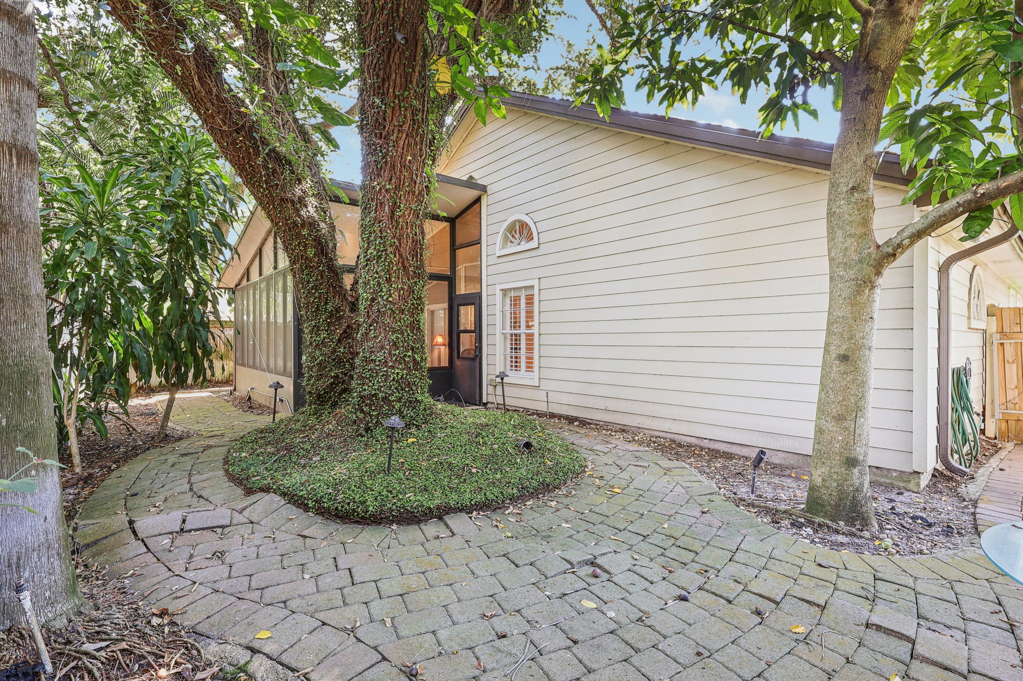 Piedmont Oaks Dr-S0411-035.jpg