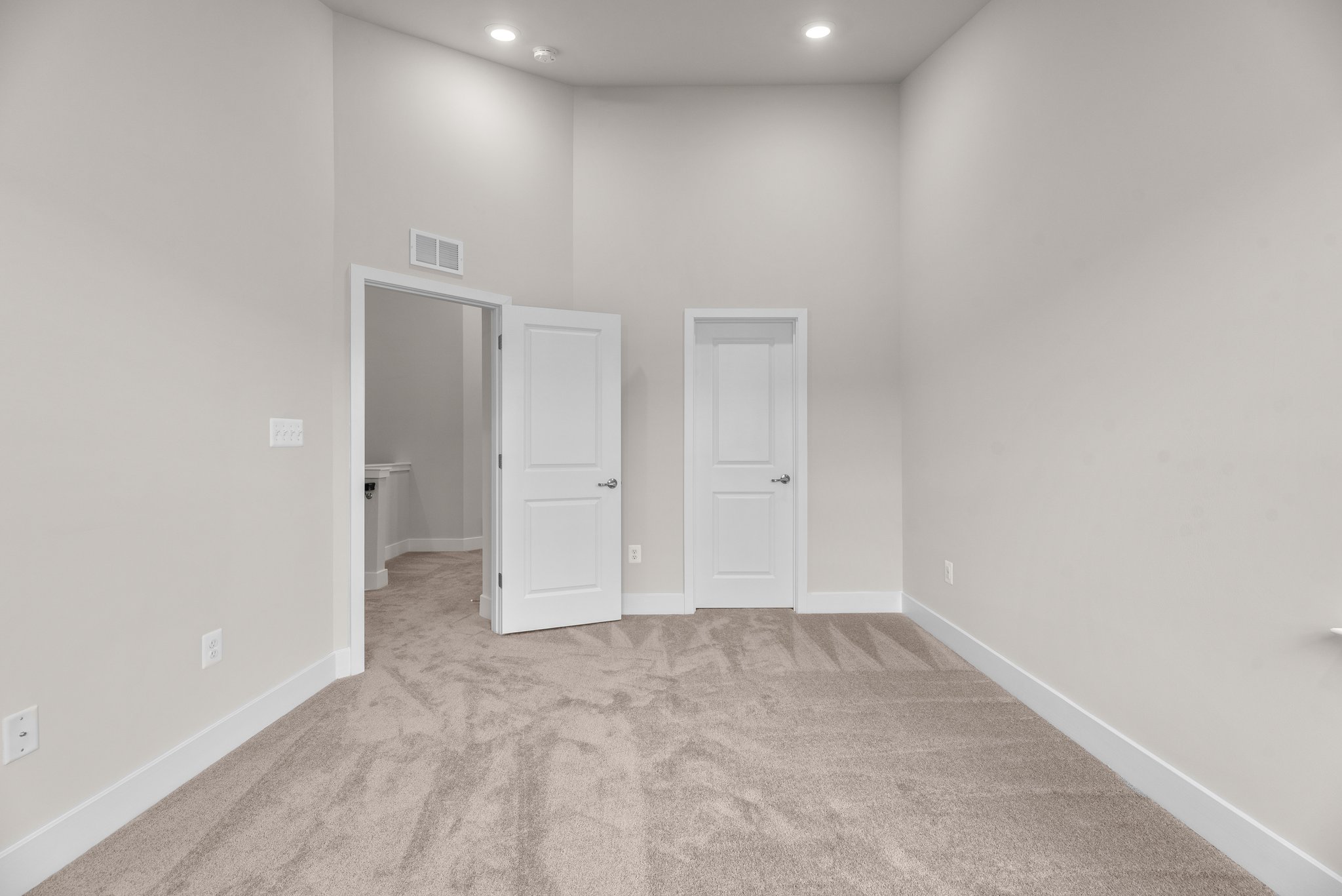 21. Upper bedroom.jpg