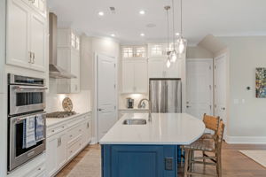 Kitchen with Stainless Steel appliances, Up-to-celing cabinetry, Top Lighted Glass, 5-burner Gas Cooktop