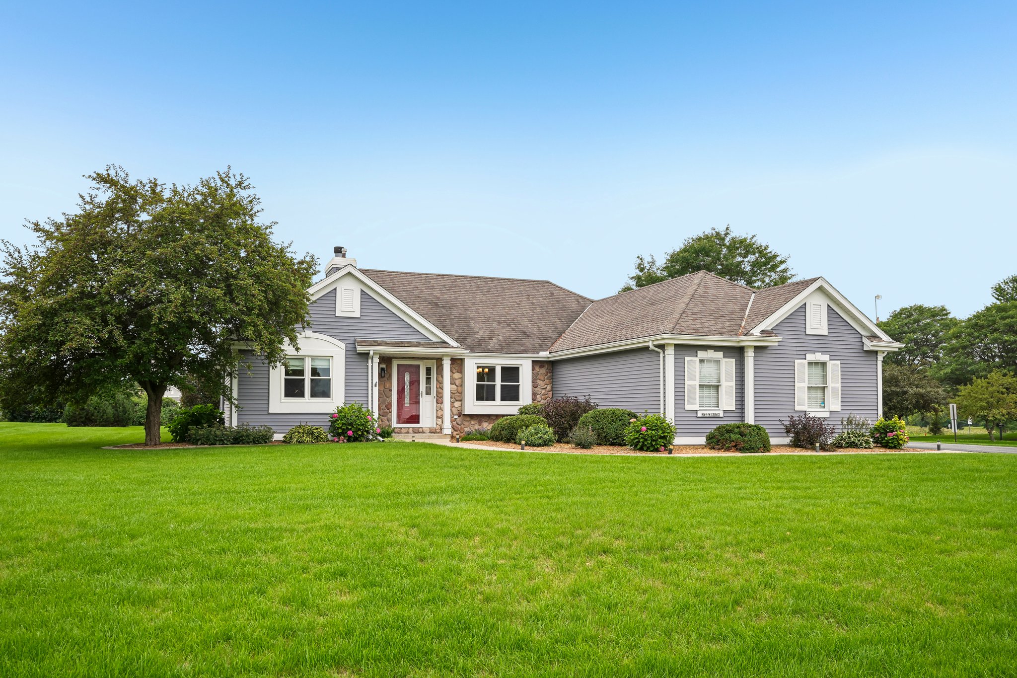 N64W13863 Cobblestone Dr-S1408-002.jpg
