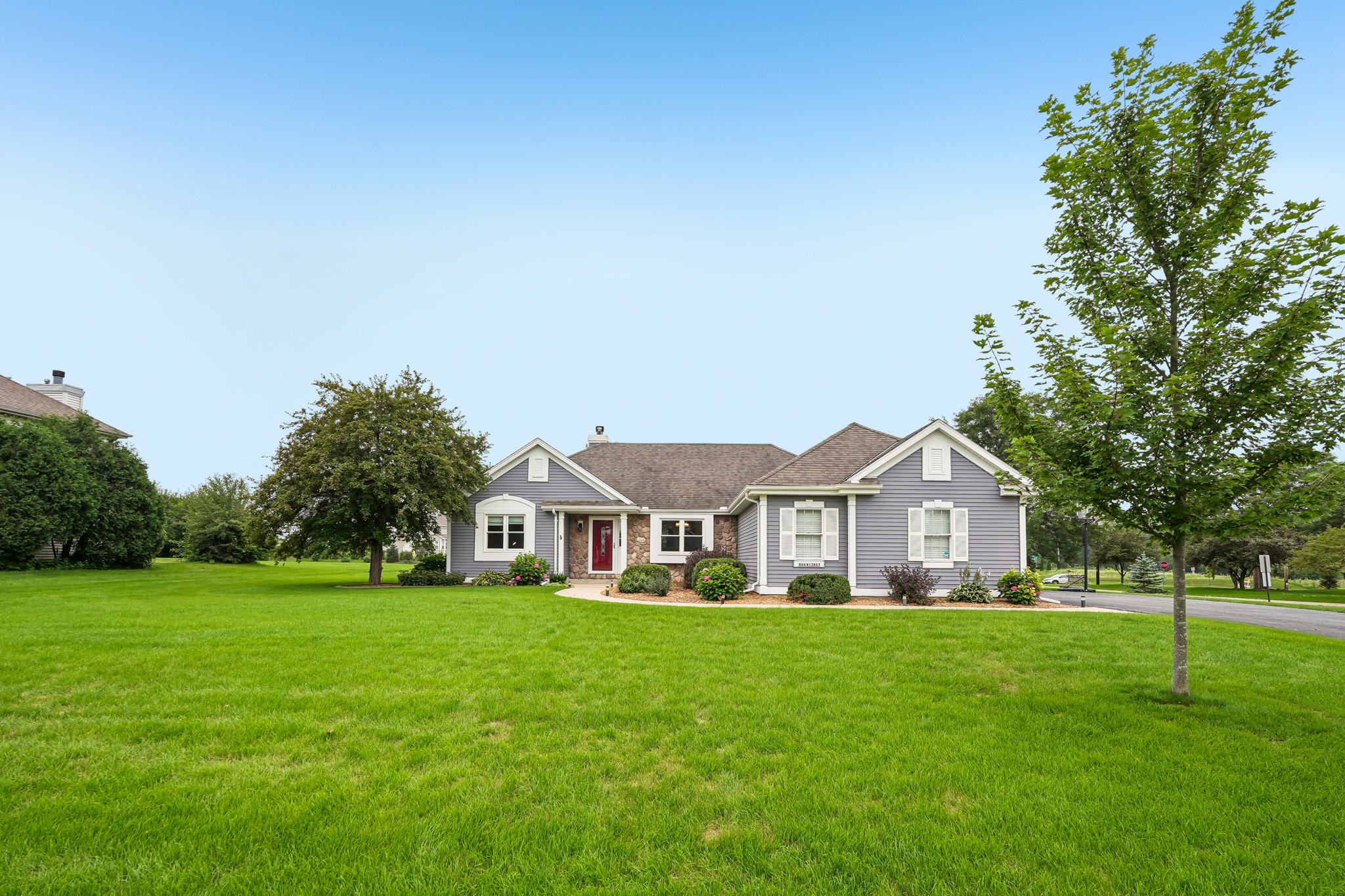 N64W13863 Cobblestone Dr-S1408-003.jpg