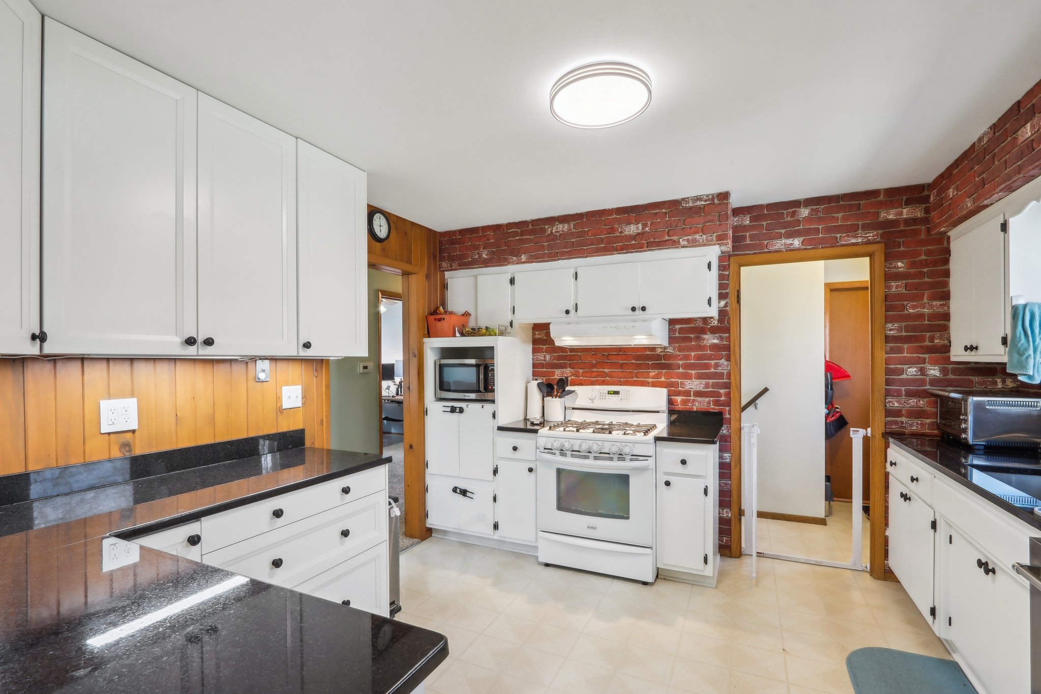 N86W14812 Rozanne Dr-0904-016.jpg