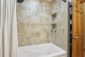 N86W14812 Rozanne Dr-0904-023.jpg