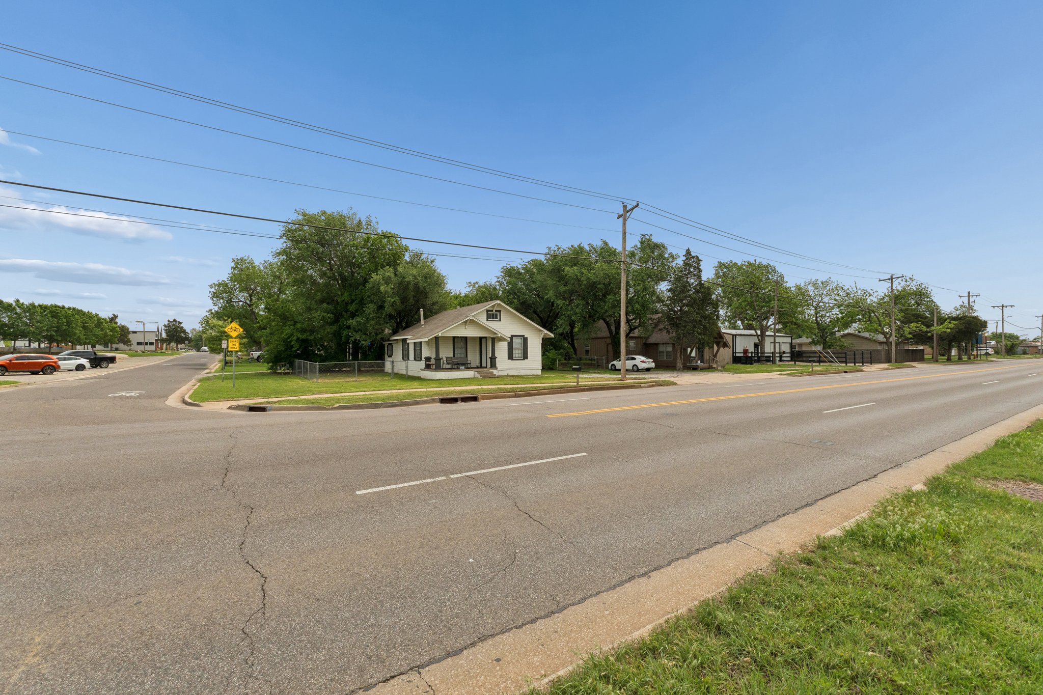 W Main St - S Kelly Ave_003.jpg