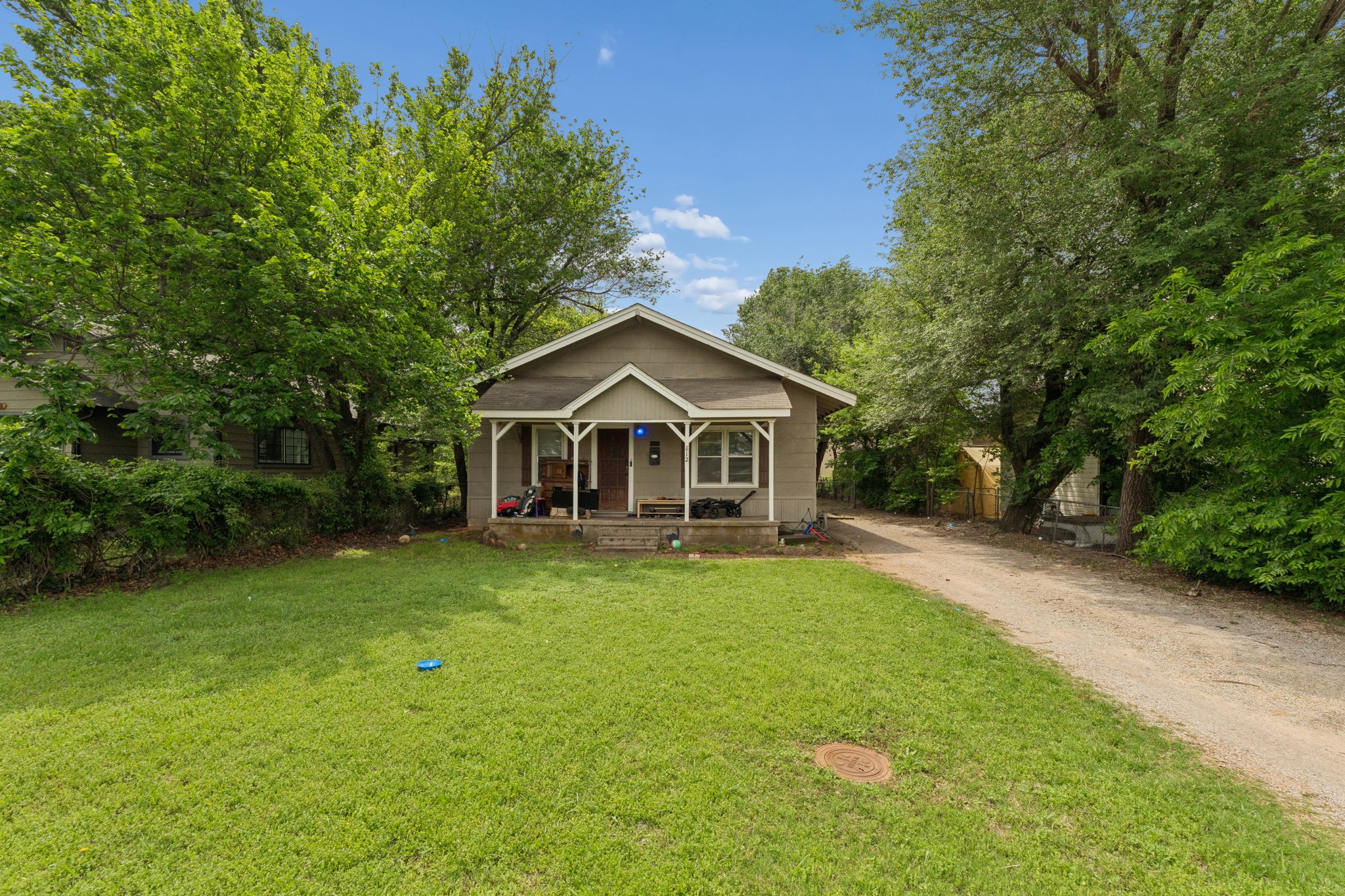 W Main St - S Kelly Ave_017.jpg