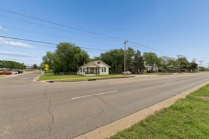 W Main St - S Kelly Ave_003.jpg