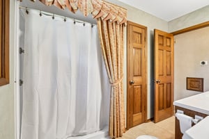 W167N10425 Bridle Path-S2608-028.jpg